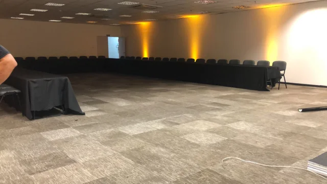 Auditório com cadeiras organizadas para receber convidados