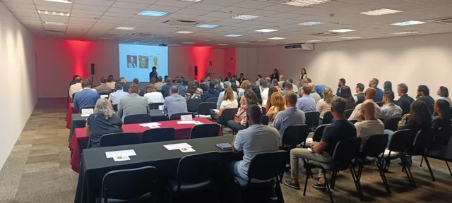 Participantes em uma apresentação corporativa no Expo Boulevard