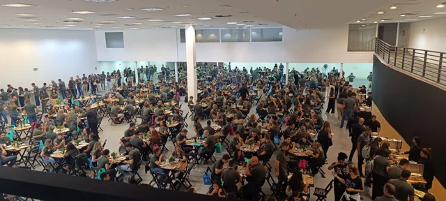 Pavilhão com público em evento realizado no espaço